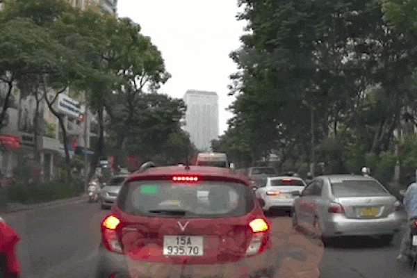 Tài xế khôn lỏi lấn làn ngược chiều gặp đúng lúc xe CSGT đi tới khiến dân mạng hả hê-1