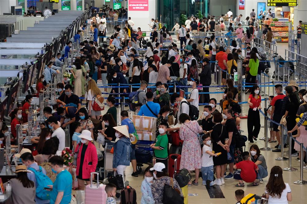 Hà Nội: Toàn dân đi du lịch sau gần 2 năm bị kìm chân vì dịch, sân bay Nội Bài đông đúc trước kỳ nghỉ lễ-1