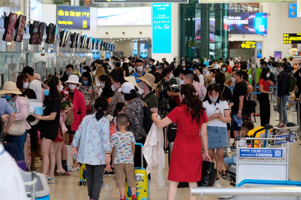 Hà Nội: Toàn dân đi du lịch sau gần 2 năm bị kìm chân vì dịch, sân bay Nội Bài đông đúc trước kỳ nghỉ lễ-2