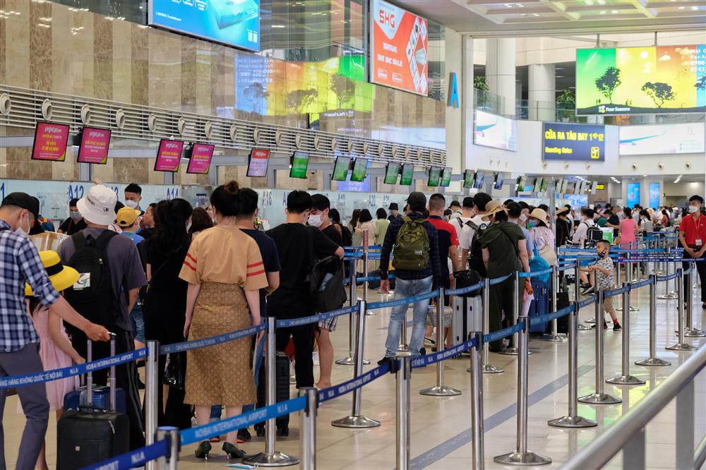 Hà Nội: Toàn dân đi du lịch sau gần 2 năm bị kìm chân vì dịch, sân bay Nội Bài đông đúc trước kỳ nghỉ lễ-3