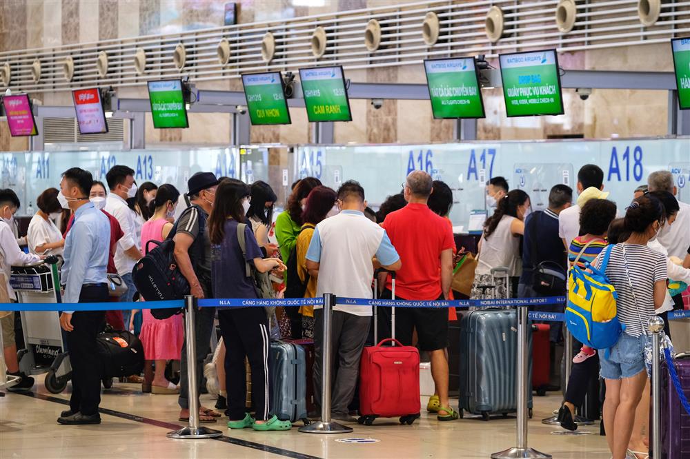 Hà Nội: Toàn dân đi du lịch sau gần 2 năm bị kìm chân vì dịch, sân bay Nội Bài đông đúc trước kỳ nghỉ lễ-4