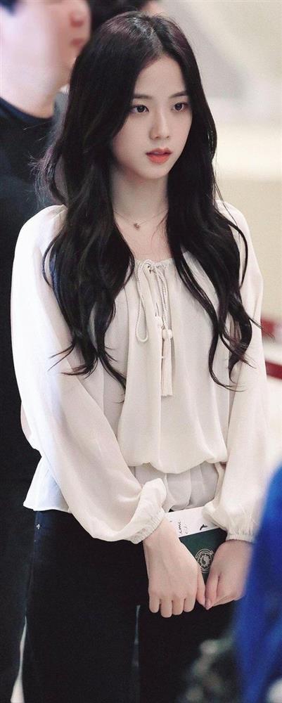 5 item giúp Jisoo che eo thô tài tình, giúp dáng thon thả và sang chảnh hơn hẳn-4