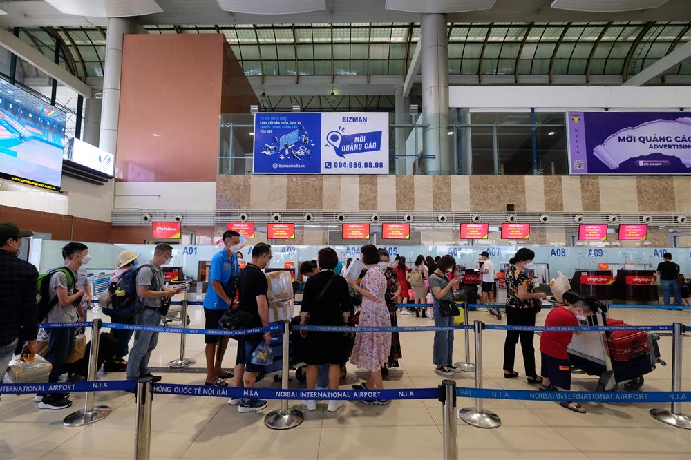 Hà Nội: Toàn dân đi du lịch sau gần 2 năm bị kìm chân vì dịch, sân bay Nội Bài đông đúc trước kỳ nghỉ lễ-5