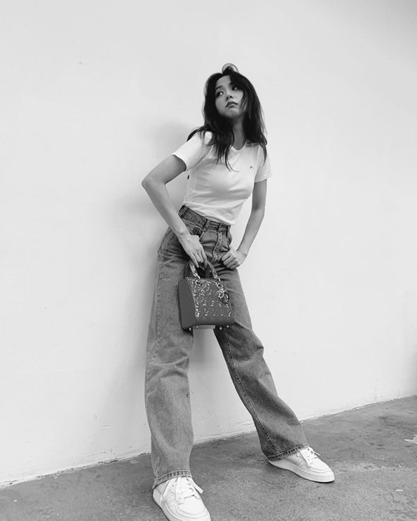 5 item giúp Jisoo che eo thô tài tình, giúp dáng thon thả và sang chảnh hơn hẳn-15