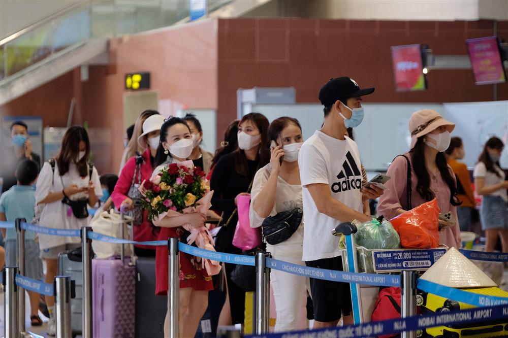 Hà Nội: Toàn dân đi du lịch sau gần 2 năm bị kìm chân vì dịch, sân bay Nội Bài đông đúc trước kỳ nghỉ lễ-6