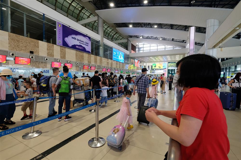 Hà Nội: Toàn dân đi du lịch sau gần 2 năm bị kìm chân vì dịch, sân bay Nội Bài đông đúc trước kỳ nghỉ lễ-7