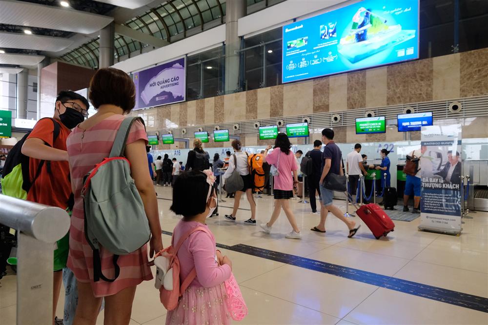 Hà Nội: Toàn dân đi du lịch sau gần 2 năm bị kìm chân vì dịch, sân bay Nội Bài đông đúc trước kỳ nghỉ lễ-8