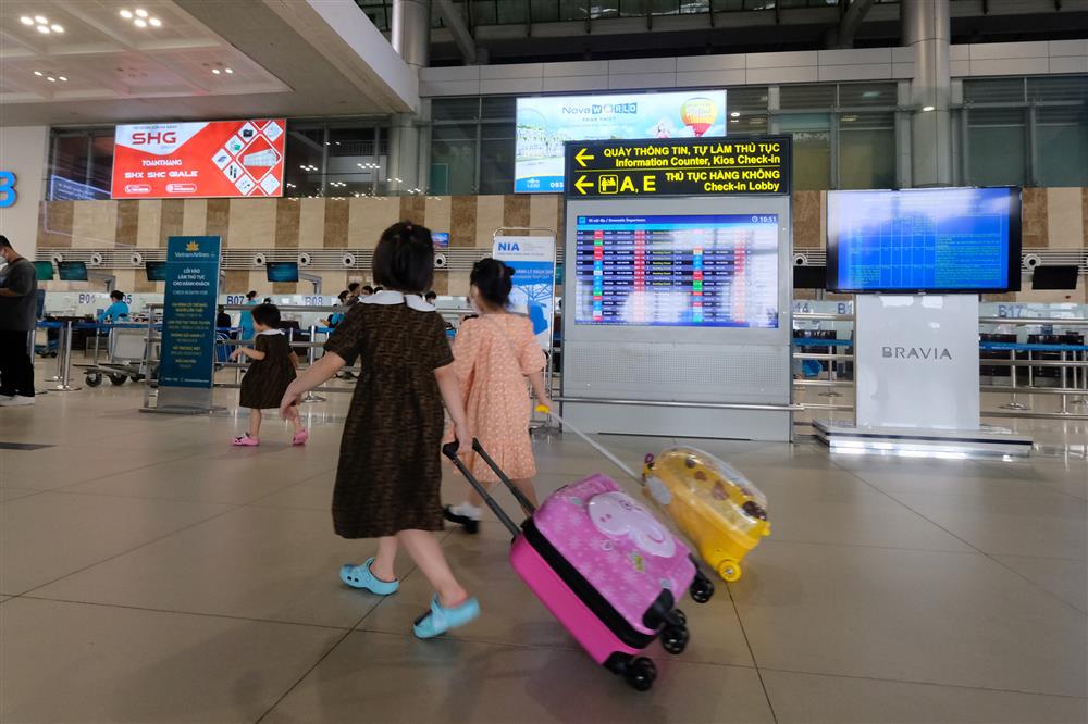Hà Nội: Toàn dân đi du lịch sau gần 2 năm bị kìm chân vì dịch, sân bay Nội Bài đông đúc trước kỳ nghỉ lễ-10