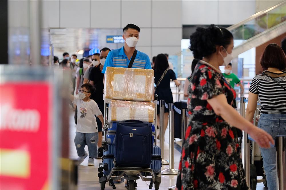 Hà Nội: Toàn dân đi du lịch sau gần 2 năm bị kìm chân vì dịch, sân bay Nội Bài đông đúc trước kỳ nghỉ lễ-12