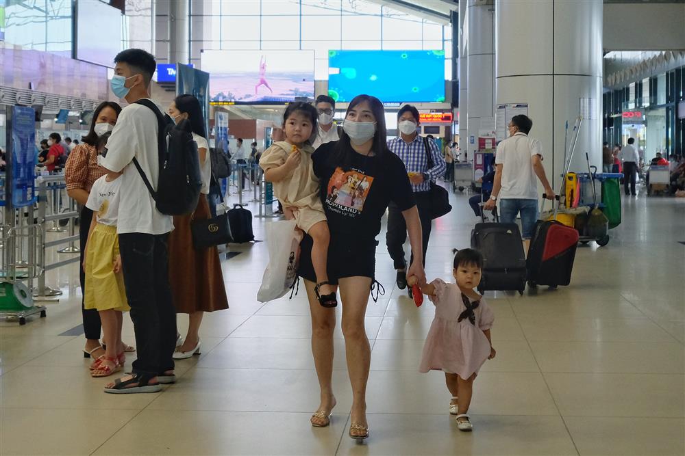 Hà Nội: Toàn dân đi du lịch sau gần 2 năm bị kìm chân vì dịch, sân bay Nội Bài đông đúc trước kỳ nghỉ lễ-13