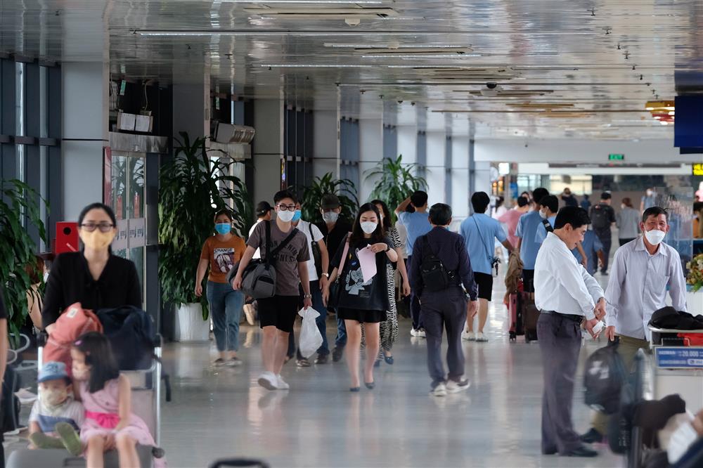 Hà Nội: Toàn dân đi du lịch sau gần 2 năm bị kìm chân vì dịch, sân bay Nội Bài đông đúc trước kỳ nghỉ lễ-14