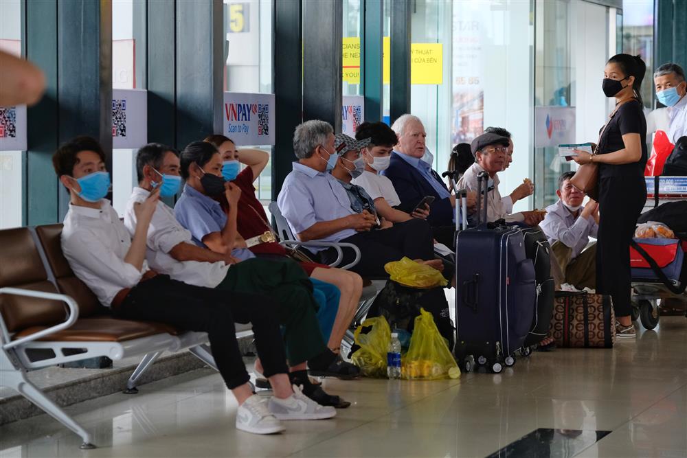 Hà Nội: Toàn dân đi du lịch sau gần 2 năm bị kìm chân vì dịch, sân bay Nội Bài đông đúc trước kỳ nghỉ lễ-15