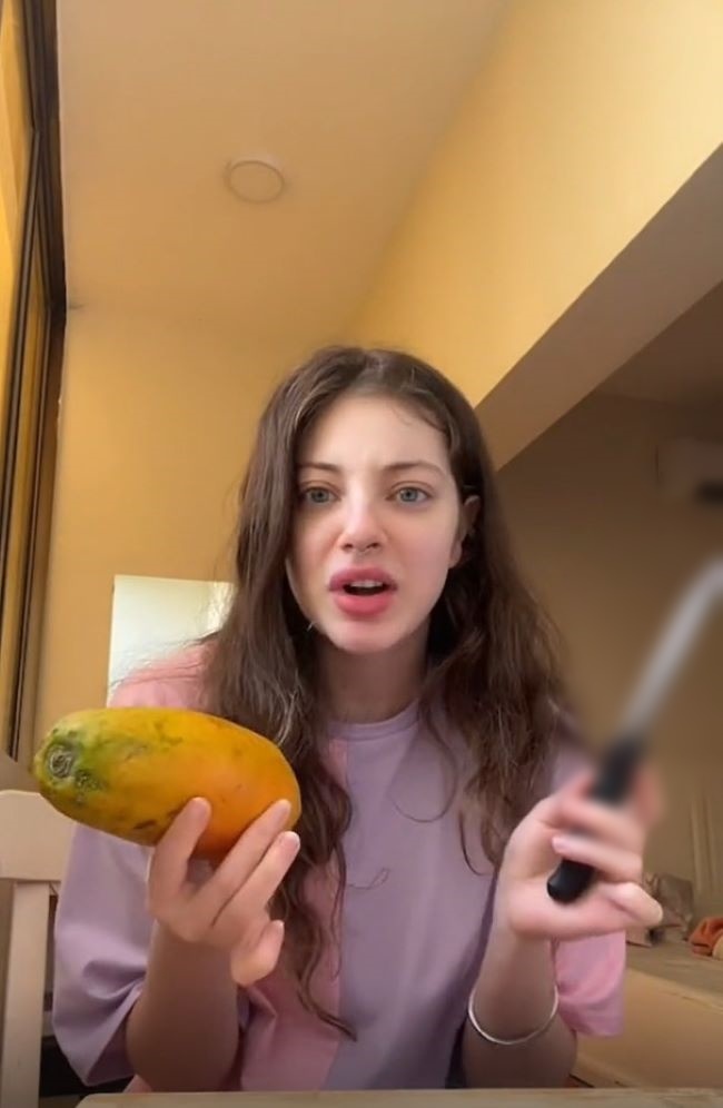 Lần đầu ăn đu đủ, gái Tây khiến dân mạng bất lực khi làm hành động này: Nhìn mà tức cái lồng ngực á!-1