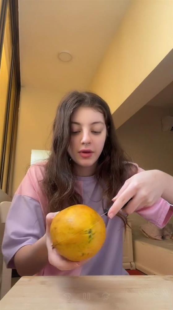 Lần đầu ăn đu đủ, gái Tây khiến dân mạng bất lực khi làm hành động này: Nhìn mà tức cái lồng ngực á!-2
