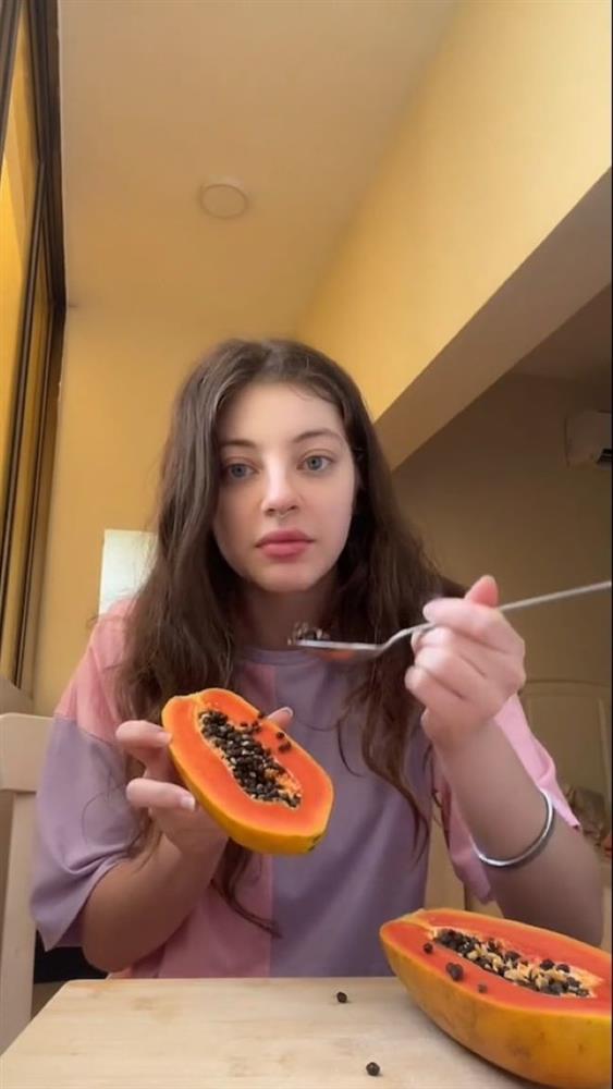 Lần đầu ăn đu đủ, gái Tây khiến dân mạng bất lực khi làm hành động này: Nhìn mà tức cái lồng ngực á!-3