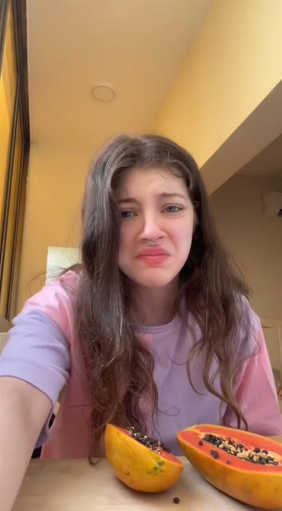 Lần đầu ăn đu đủ, gái Tây khiến dân mạng bất lực khi làm hành động này: Nhìn mà tức cái lồng ngực á!-4