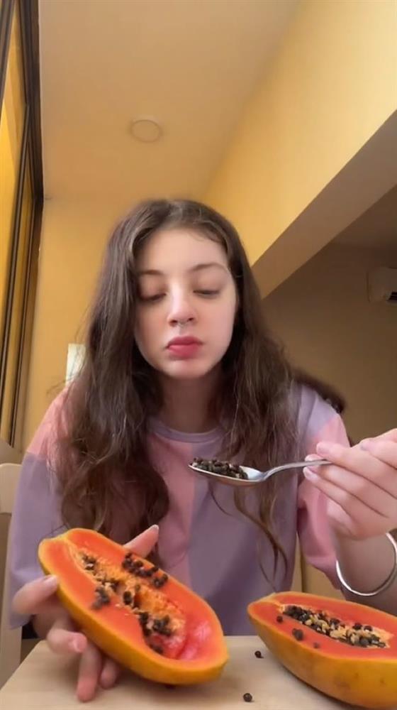 Lần đầu ăn đu đủ, gái Tây khiến dân mạng bất lực khi làm hành động này: Nhìn mà tức cái lồng ngực á!-5