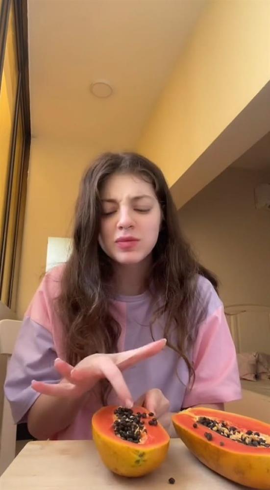 Lần đầu ăn đu đủ, gái Tây khiến dân mạng bất lực khi làm hành động này: Nhìn mà tức cái lồng ngực á!-6