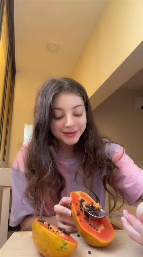 Lần đầu ăn đu đủ, gái Tây khiến dân mạng bất lực khi làm hành động này: Nhìn mà tức cái lồng ngực á!-7