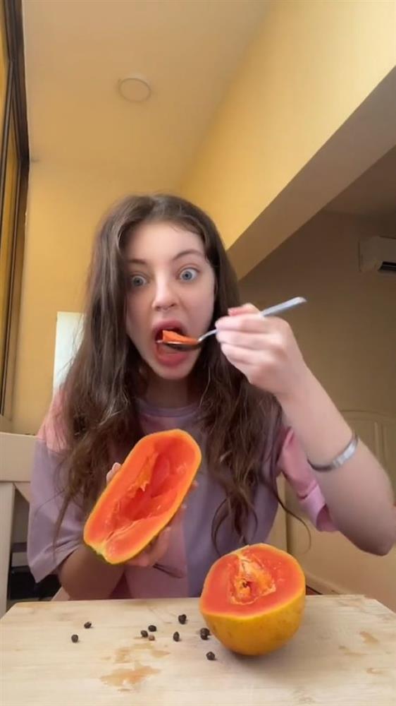 Lần đầu ăn đu đủ, gái Tây khiến dân mạng bất lực khi làm hành động này: Nhìn mà tức cái lồng ngực á!-8