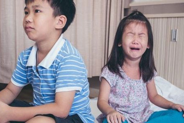 Đứa trẻ 6 tuổi ĐI LẠC ở sân bay, khi được hỏi tên người thân liền trả lời 5 từ khiến ai nấy hoang mang, nhiều phụ huynh giật mình thon thót-2