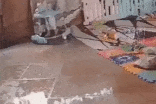 Mẹ trượt ngã gãy xương vì nghe tiếng con khóc ngoài phòng khách, hình ảnh trong đoạn camera khiến dân mạng đau đớn thay-1