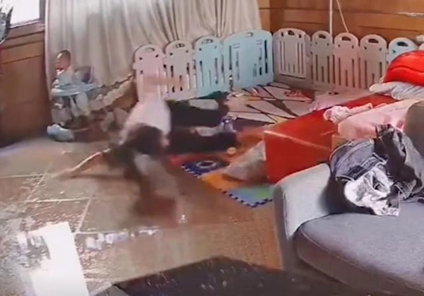 Mẹ trượt ngã gãy xương vì nghe tiếng con khóc ngoài phòng khách, hình ảnh trong đoạn camera khiến dân mạng đau đớn thay-2