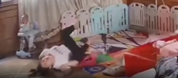 Mẹ trượt ngã gãy xương vì nghe tiếng con khóc ngoài phòng khách, hình ảnh trong đoạn camera khiến dân mạng đau đớn thay-3