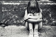 Từ câu chuyện bé gái 13 tuổi dùng mảnh thủy tinh cứa vào cổ tay chảy máu: Làm thế nào để cha mẹ biết con bị trầm cảm trước khi có hành vi tự tử?
