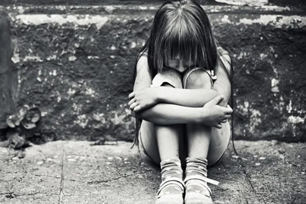 Từ câu chuyện bé gái 13 tuổi dùng mảnh thủy tinh cứa vào cổ tay chảy máu: Làm thế nào để cha mẹ biết con bị trầm cảm trước khi có hành vi tự tử?-1