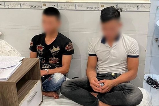 Chồng rủ bạn vào khách sạn chơi ma túy, vợ gọi điện báo công an