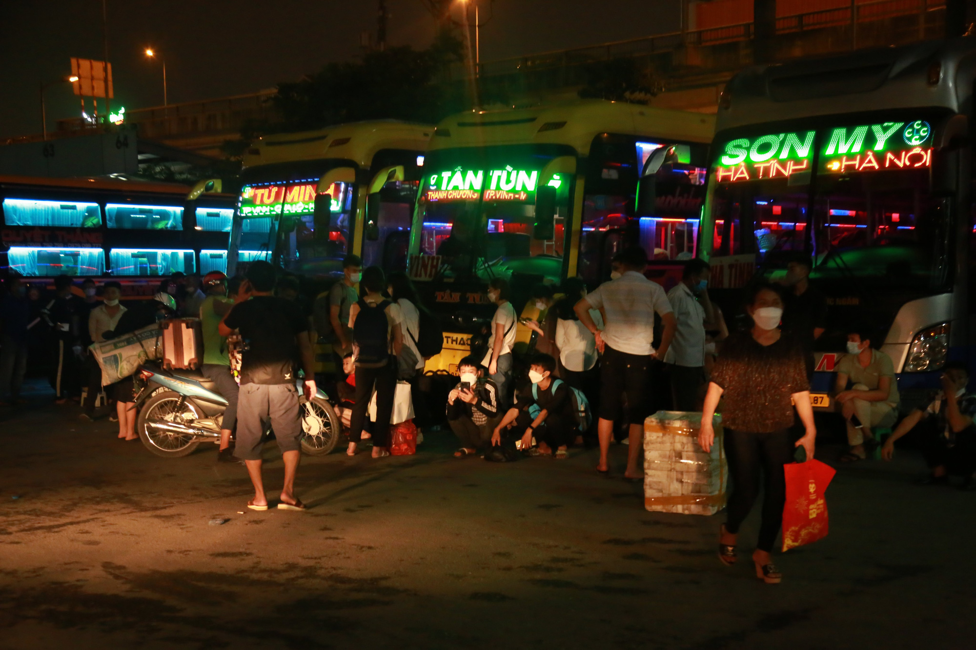 Cửa ngõ Hà Nội ùn tắc đến gần nửa đêm, nhiều người vạ vật ở bến xe đến ngủ gục vẫn chưa có vé về quê-5