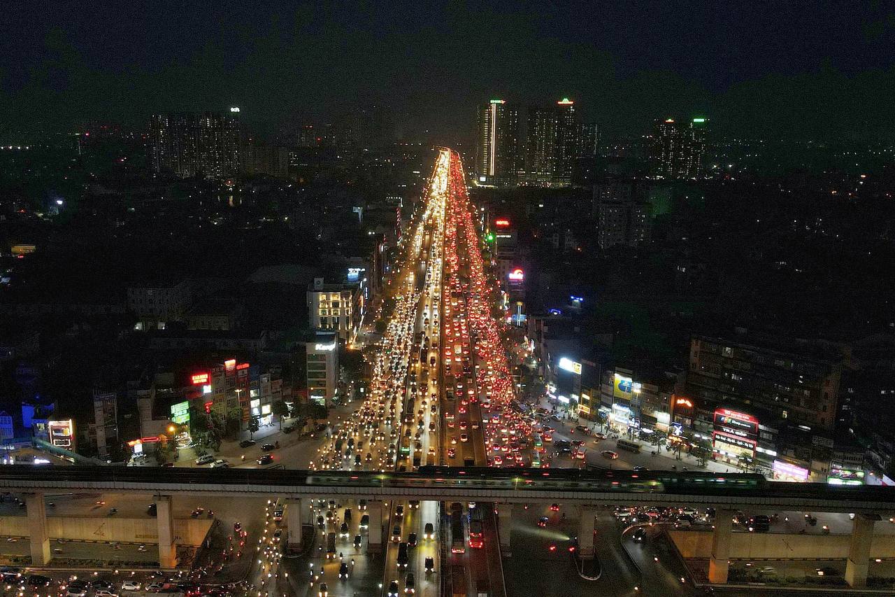 Cửa ngõ Hà Nội ùn tắc đến gần nửa đêm, nhiều người vạ vật ở bến xe đến ngủ gục vẫn chưa có vé về quê-16