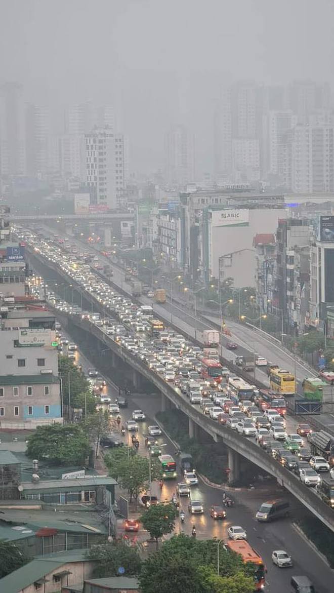 Hà Nội vẫn kẹt cứng xe tại nhiều tuyến đường trong ngày đầu tiên của kỳ nghỉ lễ-2