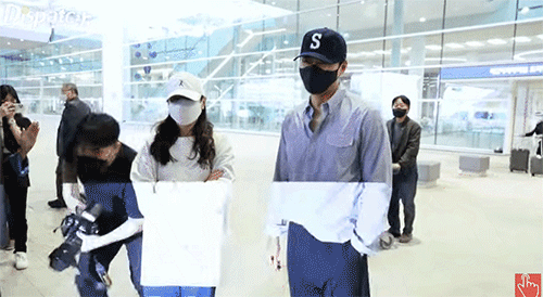 Hyun Bin nói gì ở sân bay mà dấy lên nghi án Son Ye Jin đã mang bầu sau tuần trăng mật?-2