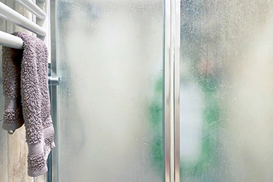 Mẹo vệ sinh vách kính trong phòng tắm sáng bóng như mới mà không lo bị xước, bột ngô đem lại hiệu quả đáng kinh ngạc