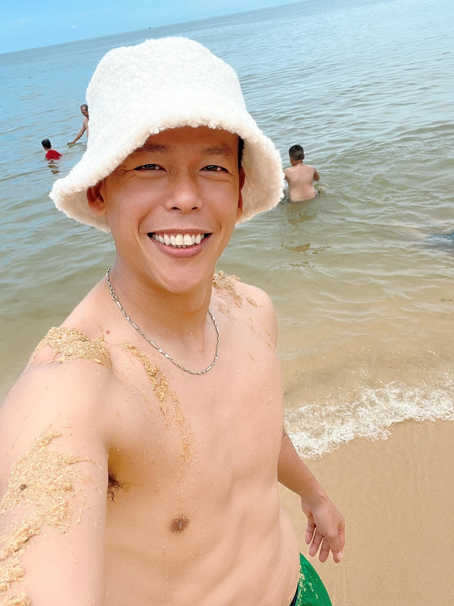 Trai xinh gái đẹp ngay lúc này: Người check-in bãi biển mát mắt, người sang tận nước ngoài shopping-5