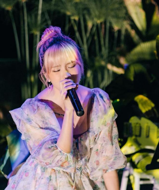 Trong khi tình cũ 8 năm Sơn Tùng khốn đốn vì bị gỡ MV, Thiều Bảo Trâm vẫn tất bật chạy show, còn gây sốt vì nhan sắc bùng nổ-3