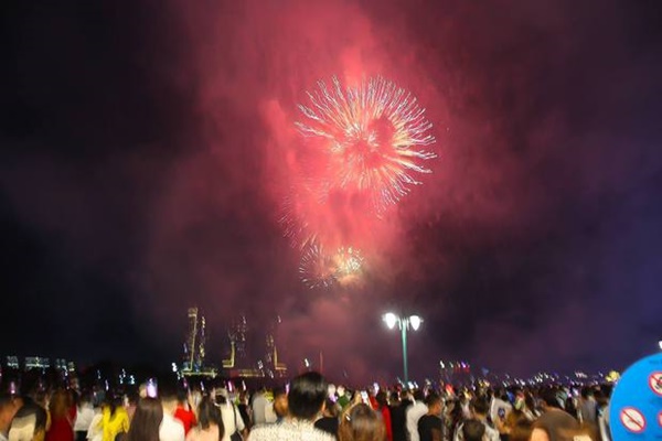Chùm ảnh: Pháo hoa rực sáng bầu trời TP.HCM, người dân háo hức mừng lễ 30/4-2