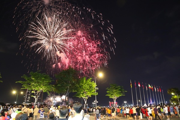 Chùm ảnh: Pháo hoa rực sáng bầu trời TP.HCM, người dân háo hức mừng lễ 30/4-3