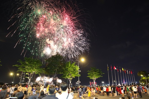 Chùm ảnh: Pháo hoa rực sáng bầu trời TP.HCM, người dân háo hức mừng lễ 30/4-4