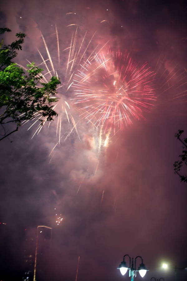 Chùm ảnh: Pháo hoa rực sáng bầu trời TP.HCM, người dân háo hức mừng lễ 30/4-5