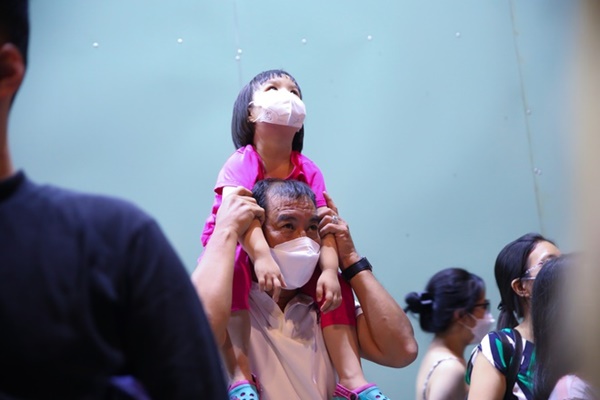 Chùm ảnh: Pháo hoa rực sáng bầu trời TP.HCM, người dân háo hức mừng lễ 30/4-8