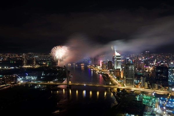 Chùm ảnh: Pháo hoa rực sáng bầu trời TP.HCM, người dân háo hức mừng lễ 30/4-9