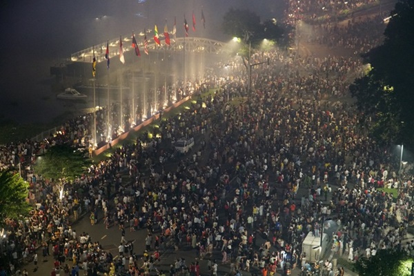 Chùm ảnh: Pháo hoa rực sáng bầu trời TP.HCM, người dân háo hức mừng lễ 30/4-10