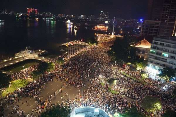 Chùm ảnh: Pháo hoa rực sáng bầu trời TP.HCM, người dân háo hức mừng lễ 30/4-11