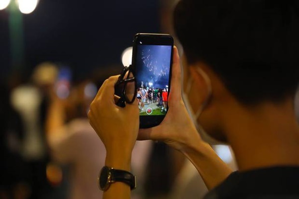 Chùm ảnh: Pháo hoa rực sáng bầu trời TP.HCM, người dân háo hức mừng lễ 30/4-12