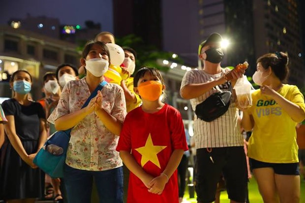 Chùm ảnh: Pháo hoa rực sáng bầu trời TP.HCM, người dân háo hức mừng lễ 30/4-13