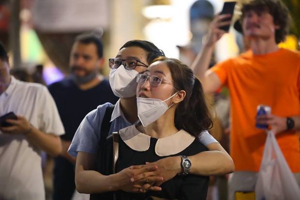 Chùm ảnh: Pháo hoa rực sáng bầu trời TP.HCM, người dân háo hức mừng lễ 30/4-14