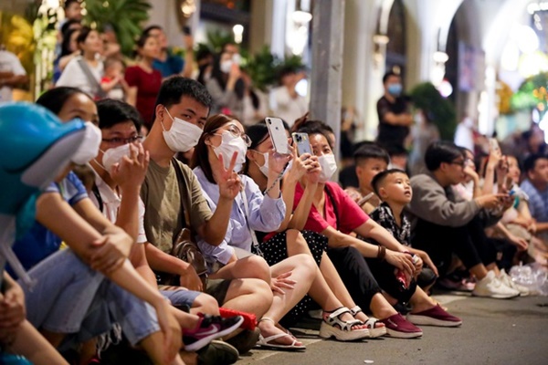 Chùm ảnh: Pháo hoa rực sáng bầu trời TP.HCM, người dân háo hức mừng lễ 30/4-16